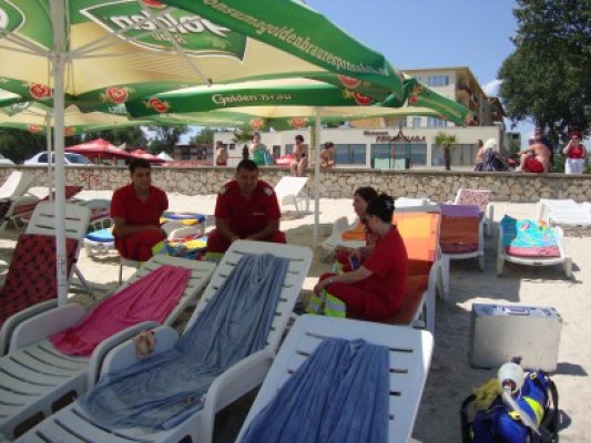Tragedie pe plaja din Mamaia din cauza unui act de teribilism: un bărbat şi fetiţa lui de 5 ani au murit înecaţi